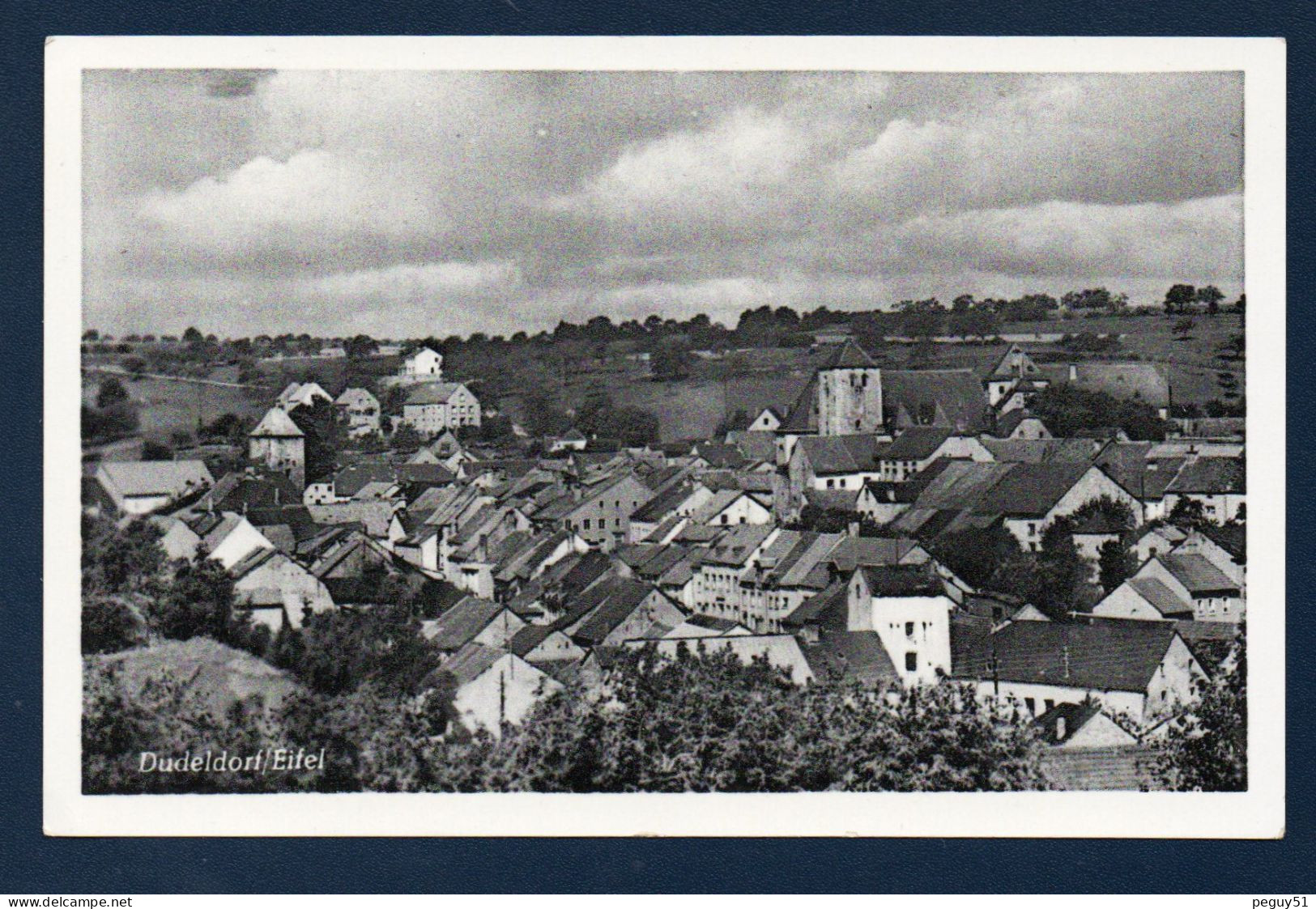 Allemagne. Environs De Bitburg.  Dudeldorf / Eifel. Panorama Du Village Avec La Tour Du Château Fort ( 1354) - Bitburg