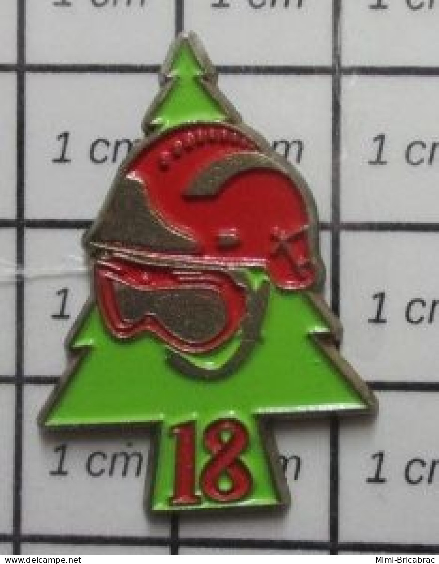 510F Pin's Pins / Beau Et Rare / POMPIERS / CASQUE ROUGE SAPIN VERT LE 18 - Bomberos