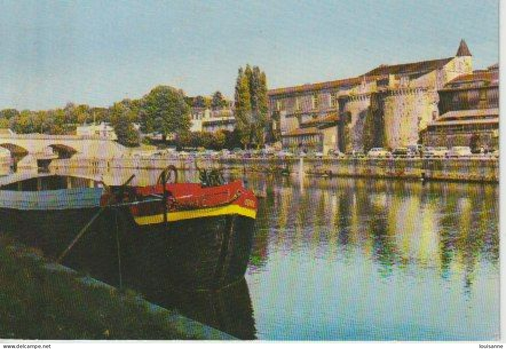 COGNAC  ( 16 )  LES  QUAIS  DE  LA  CHARENTE  DEVANT  LE  CHÂTEAU DE  FRANÇOIS  Ier   C P M   ( 24 / 3 / 22 ) - Châteaux