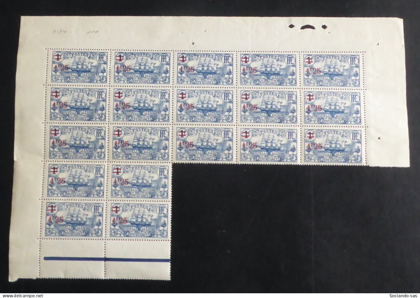 NOUVELLE-CALEDONIE - 1924-27 - N°YT. 134 - 1f25 Sur 1f Bleu - Bloc De 21 Bord De Feuille - Neuf Luxe** / MNH - Unused Stamps