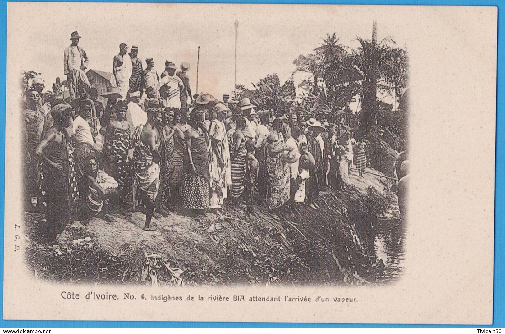 CPA DOS NON DIVISE - COTE-D'IVOIRE - L.G.D. N° 4 - INDIGENES DE LA RIVIERE BIA ATTENDANT L'ARRIVEE D'UN VAPEUR - Costa De Marfil