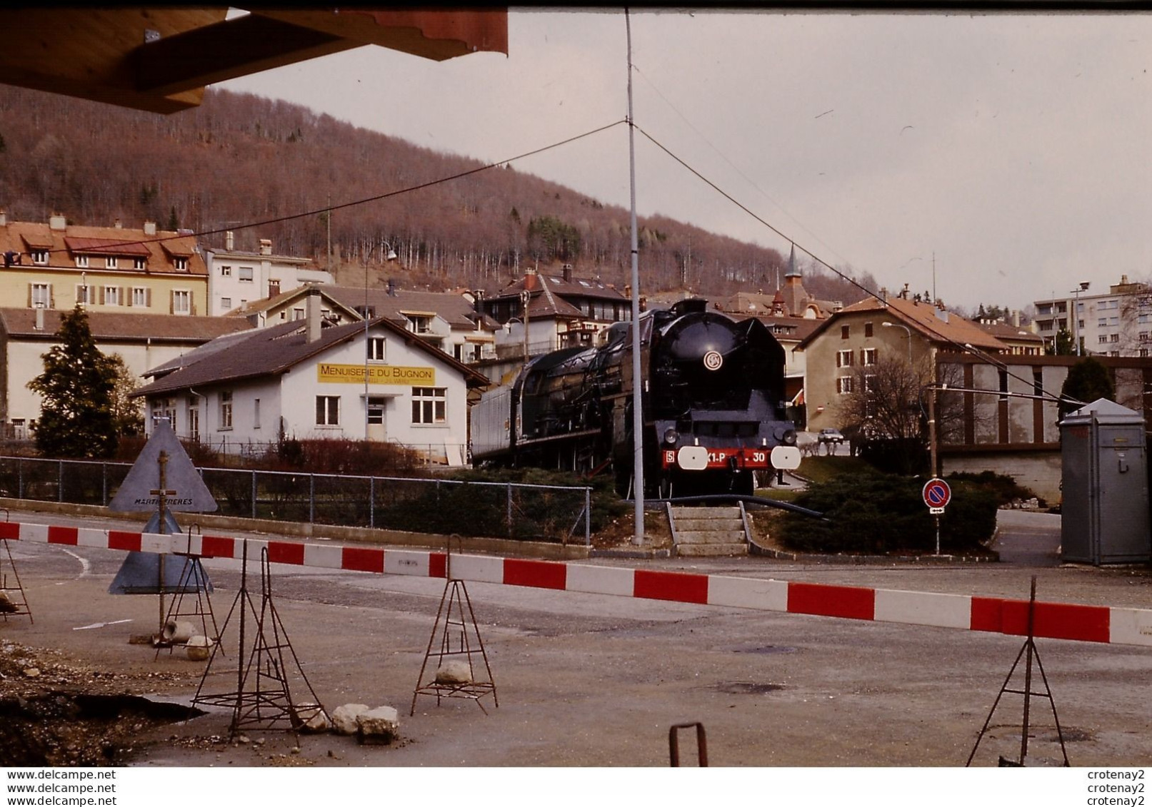 Photo Diapo Diapositive Slide TRAIN Wagon Locomotive à Vapeur SNCF 141 P 30 à VALLORBE En 03/1987 VOIR ZOOM Menuiserie - Diapositives (slides)