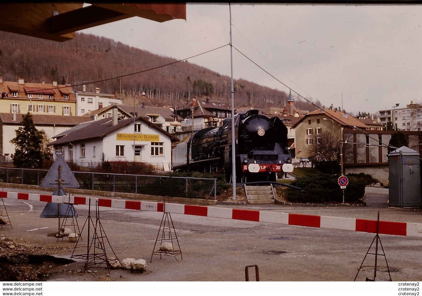 Photo Diapo Diapositive Slide TRAIN Wagon Locomotive à Vapeur SNCF 141 P 30 à VALLORBE En 03/1987 VOIR ZOOM Menuiserie - Diapositives