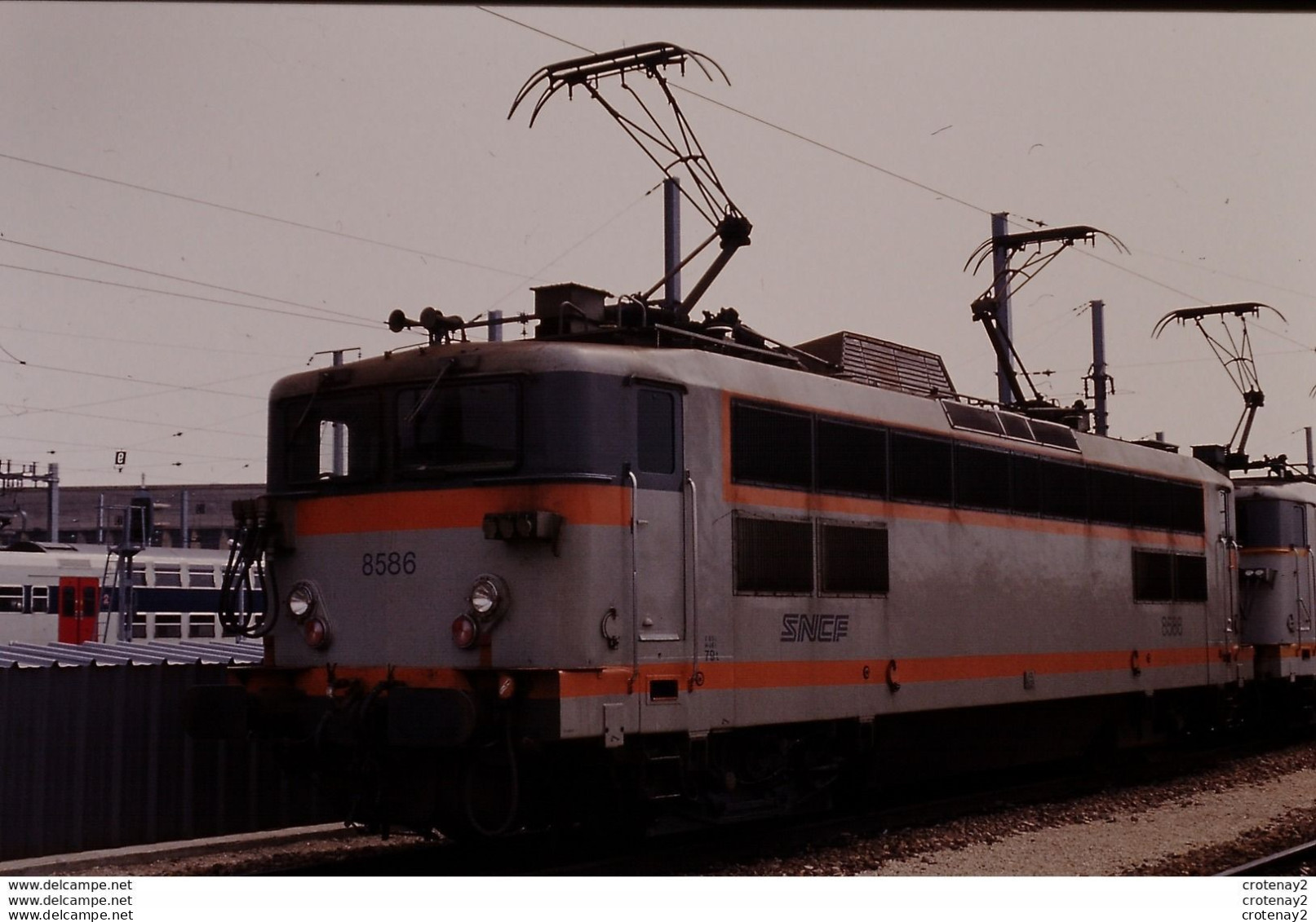 Photo Diapo Diapositive Slide TRAIN Wagon Locomotive Electrique SNCF BB 8586 à VSG Le 12/04/1994 VOIR ZOOM - Diapositives