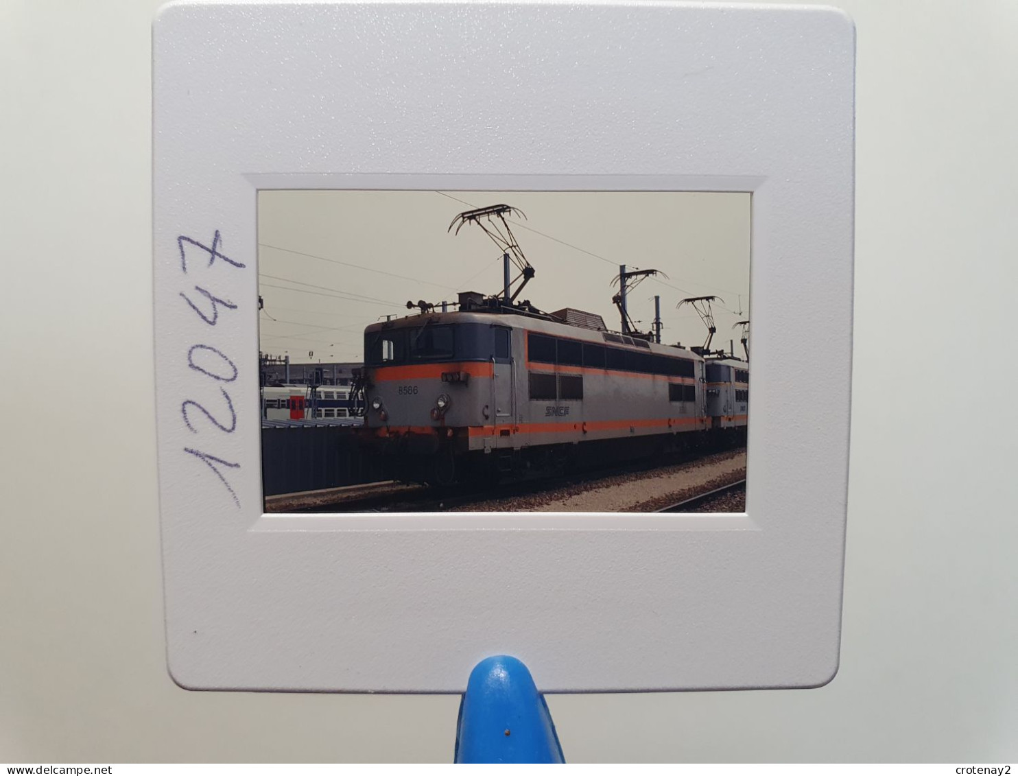 Photo Diapo Diapositive Slide TRAIN Wagon Locomotive Electrique SNCF BB 8586 à VSG Le 12/04/1994 VOIR ZOOM - Diapositives