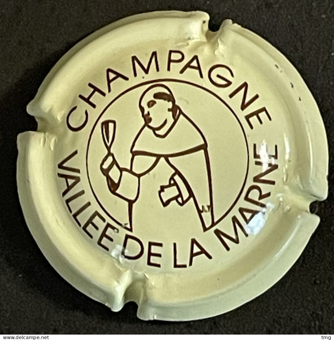 27 - 1 - Vallée De La Marne, Champagne, Crème Et Marron, DOM PERIGNON (côte 3 €) Capsule De Champagne - Vallée De La Marne