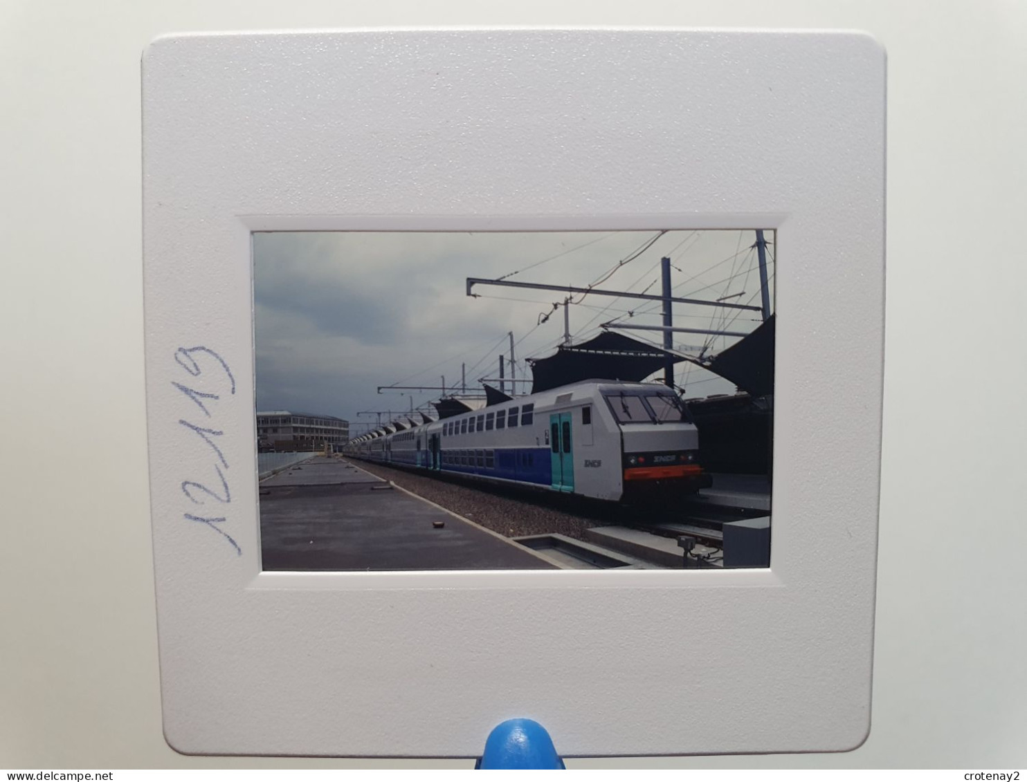 Photo Diapo Diapositive Slide TRAIN Wagon Rame V2N Réversible à PARIS GARE DE LYON Le 06/07/1994 VOIR ZOOM - Diapositives