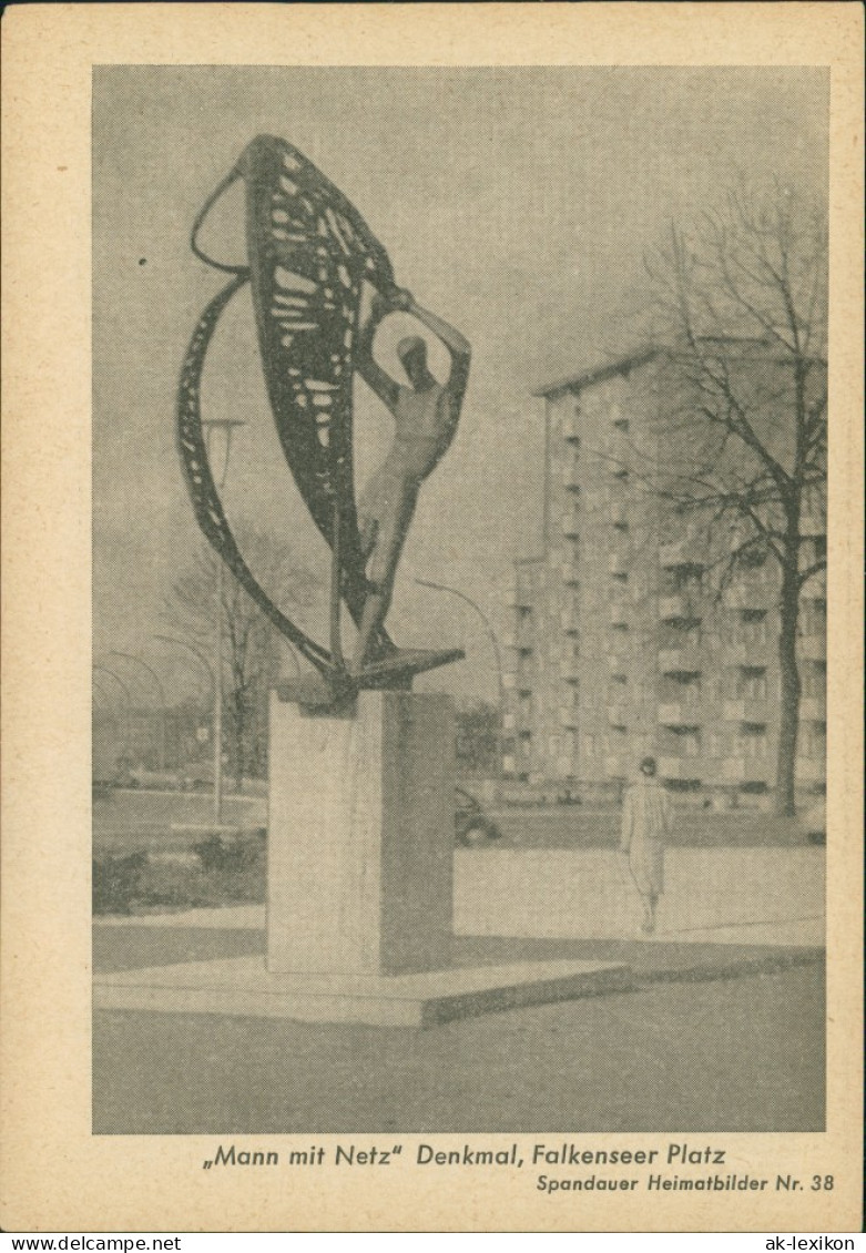 Spandau-Berlin Heimatbild Mann Mit Netz Denkmal Falkenseer Platz 1961 - Spandau