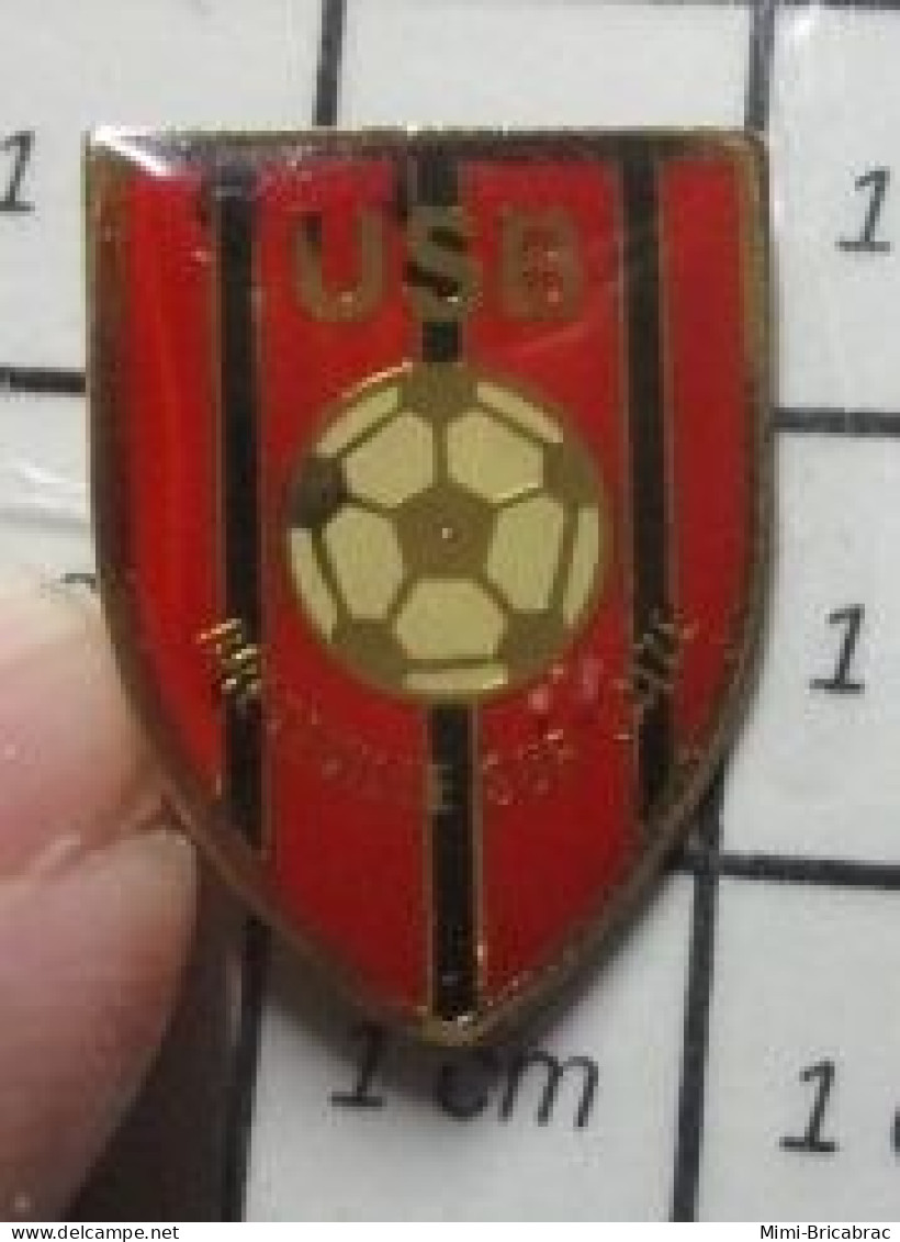 713J Pin's Pins /  SPORTS / FOOTBALL CLUB USB BRETTEVILLE SUR LAIZE CALVADOS   A Laize Blaise !!! - Football