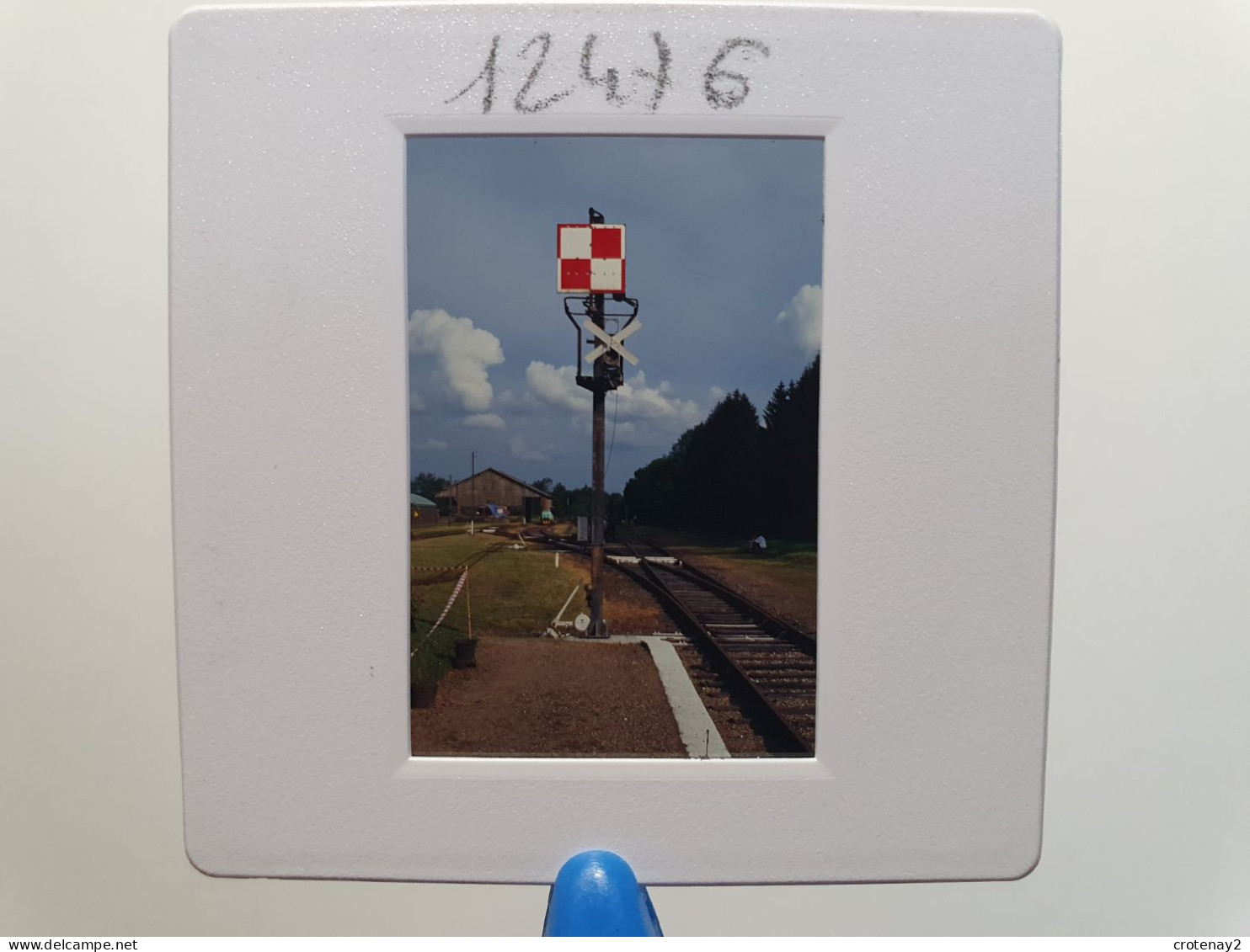 Photo Diapo Diapositive Slide TRAIN Signal Carré Sur Mat En Gare De TOUCY Le 26/05/1995 VOIR ZOOM - Diapositives