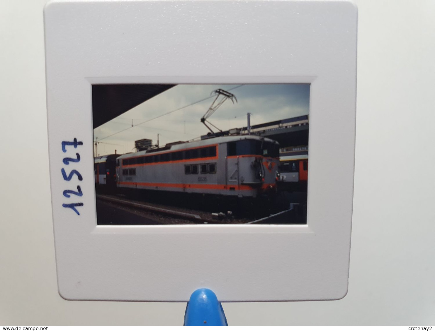 Photo Diapo Diapositive Slide TRAIN Wagon Locomotive Electrique SNCF BB 8535 PARIS GARE DE LYON Le 08/06/1995 VOIR ZOOM - Diapositives