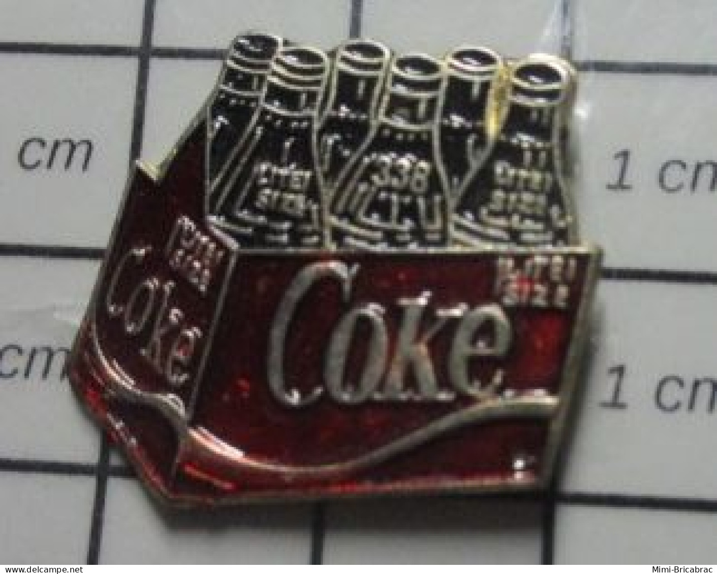 713J Pin's Pins / Beau Et Rare / COCA-COLA / CASIER DE 6 BOUTEILLES DE COKE En Stock, Capitaine ! - Coca-Cola