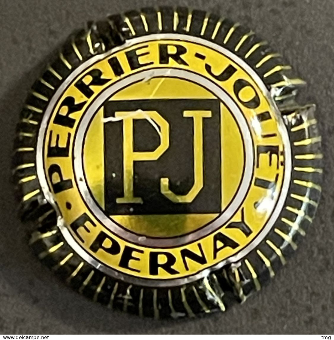 Gre 52 - Perrier-Jouët Initiales PJ Jaune Or Et Noir, Bordure Striéee (côte 2 Euros) - Perrier Jouet