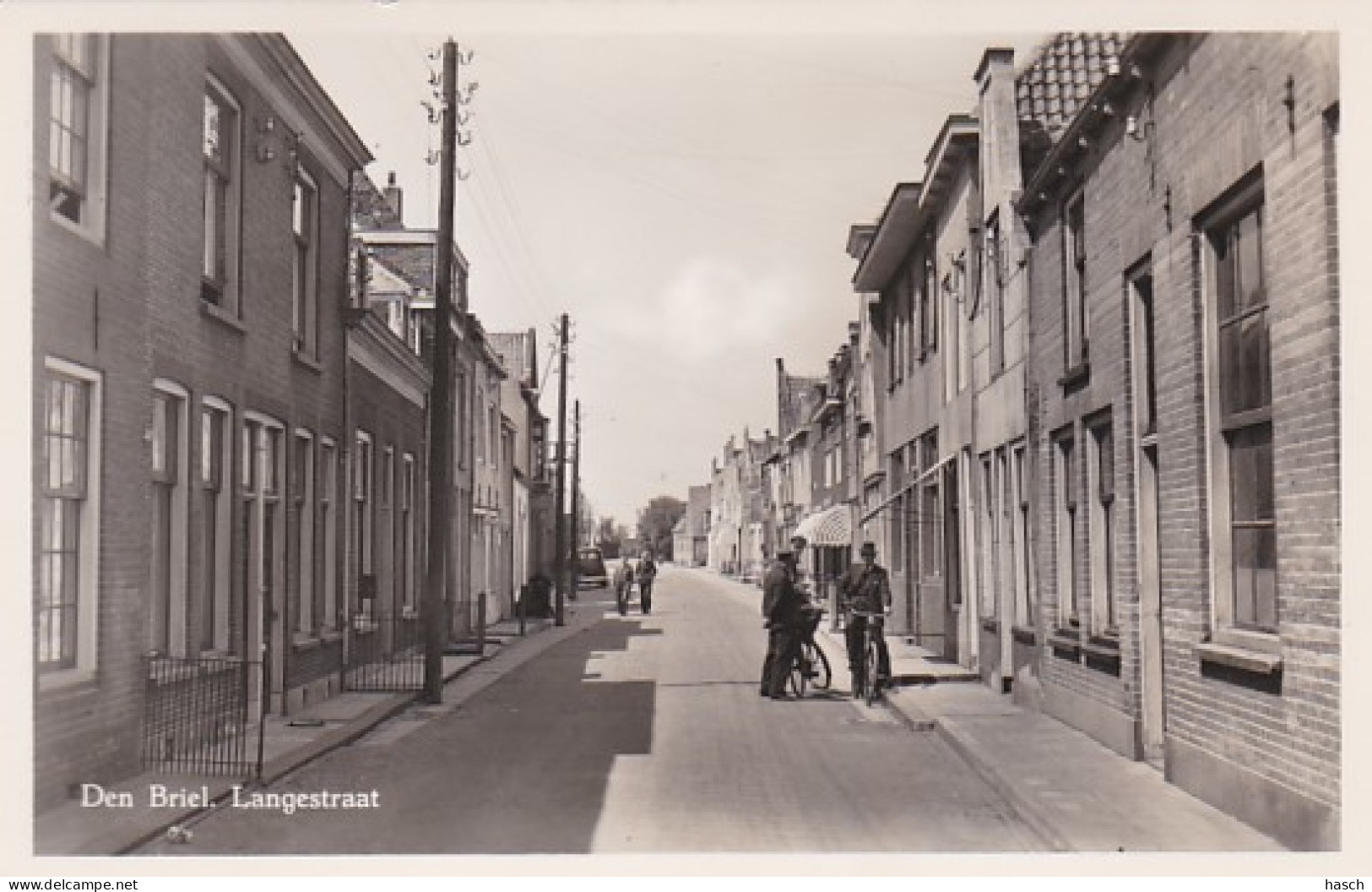 485386Den Briel, Langestraat. (Fotokaart) (Minuscule Vouwen In De Hoeken)  - Brielle