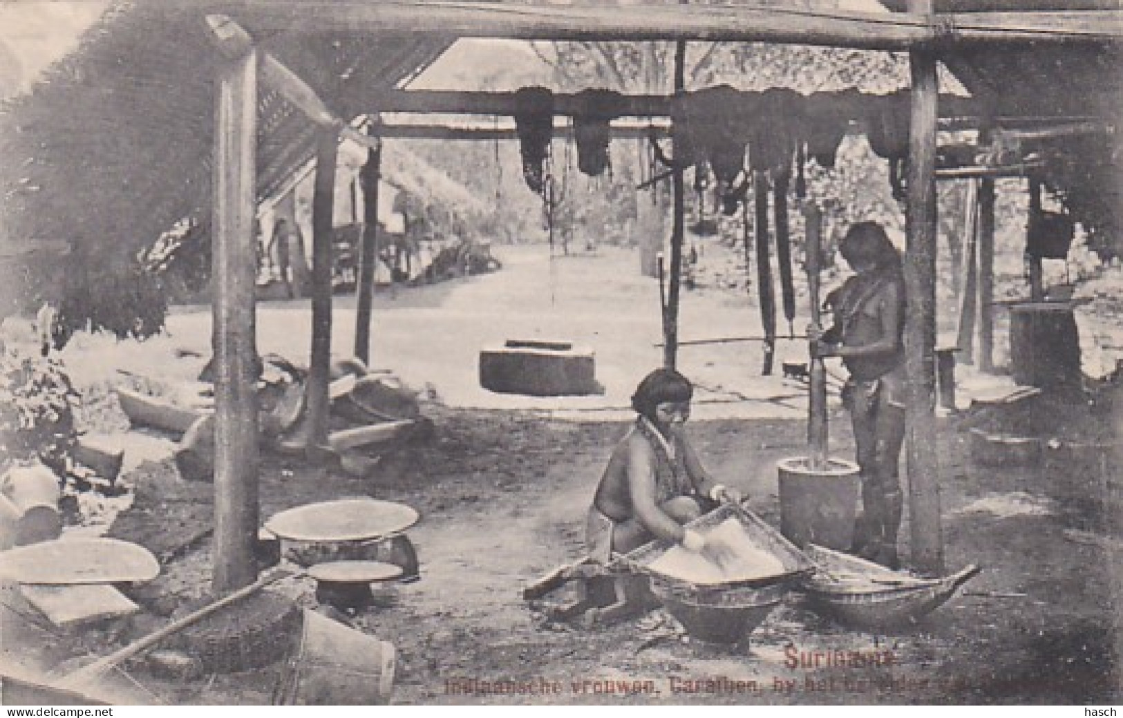 485411Suriname, Indiaansche Vrouwen Caraiben, Bij Het Bereiden Van … Rond 1900.  - Suriname