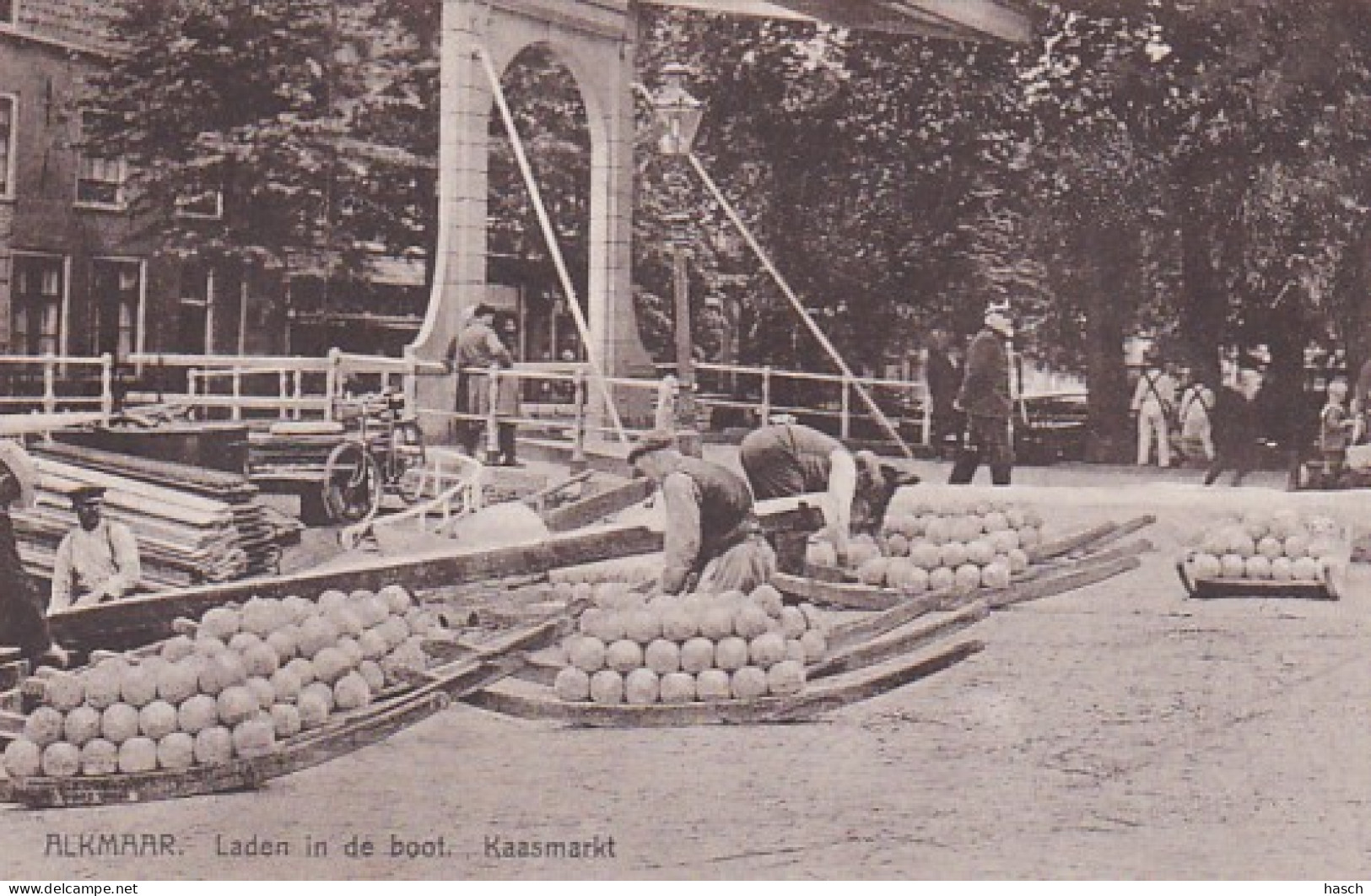 4861145Alkmaar, Laden In De Boot. 1928.  - Alkmaar