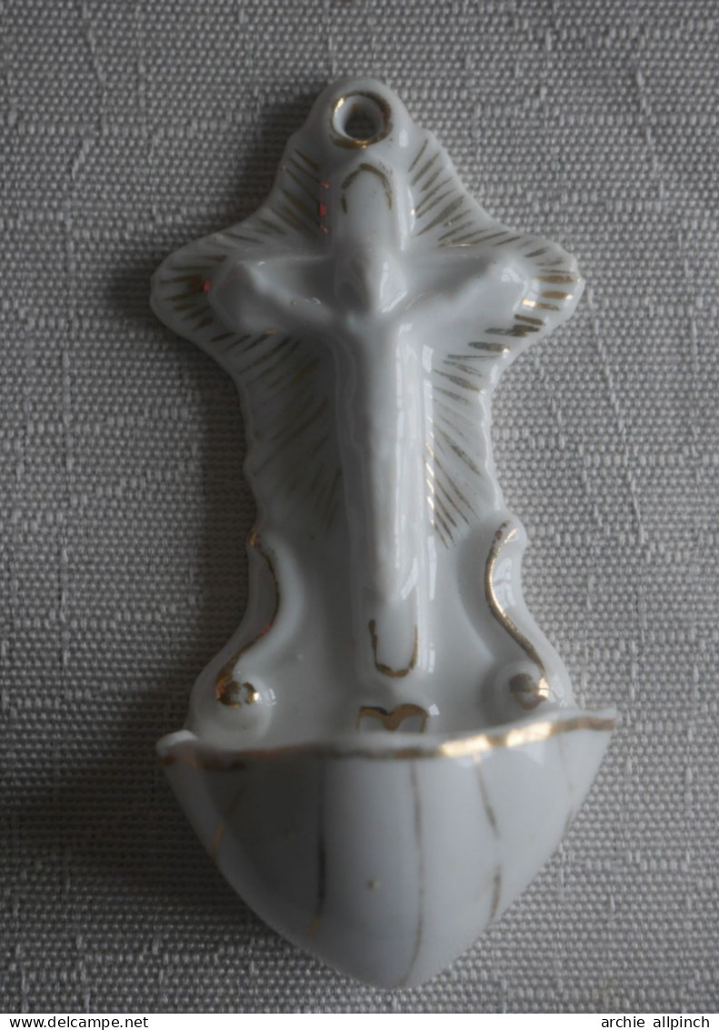 Ancien Bénitier Christ En Croix, Porcelaine, Céramique ? - Religious Art