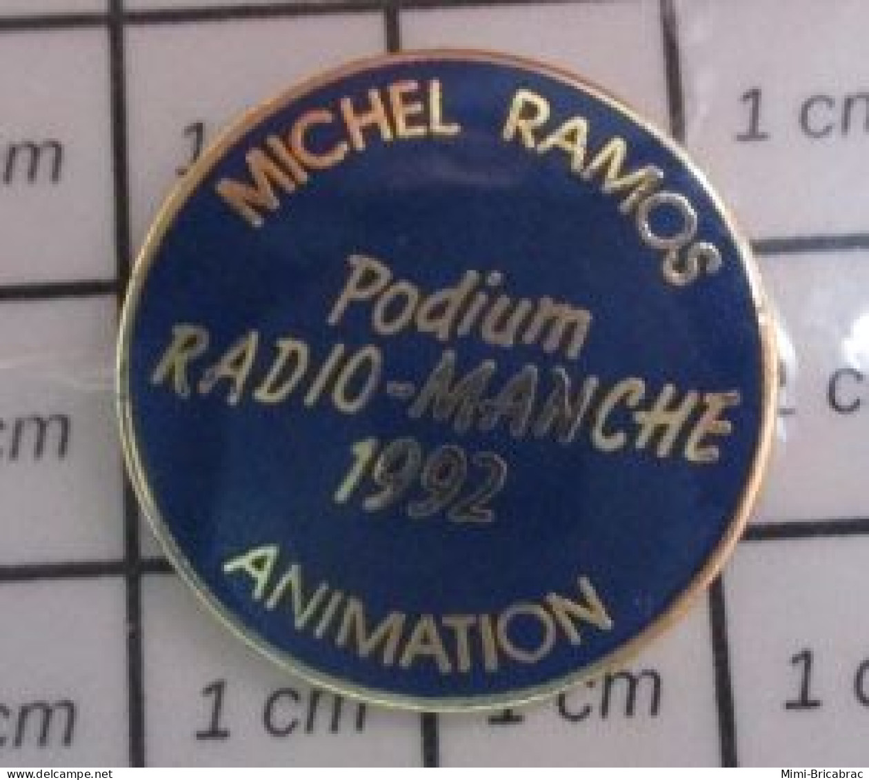 718A Pin's Pins / Beau Et Rare / MEDIAS / RADIO-MANCHE 1992 MICHEL RAMOS PODIUM ANIMATION - Médias