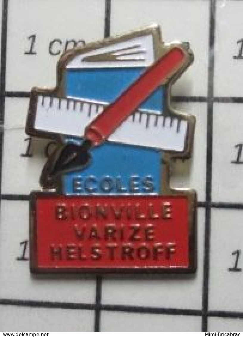 718A Pin's Pins / Beau Et Rare / ADMINISTRATIONS / ECIOLES BIONVILLE VARIZE HELSTROFF CAHIER REGLE PLUME - Administración