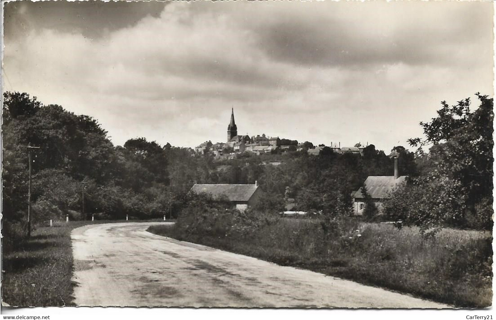 35. BECHEREL. VUE GENERALE PRISE DE LA ROUTE DE RENNES. 1960. - Bécherel