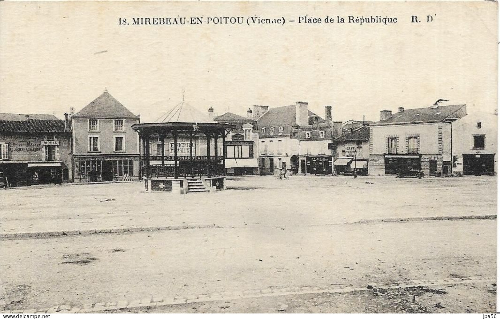 86 - MIREBEAU - 3 Cpa - Place De La République (2) - Place Du Marché Et Eglise - Mirebeau