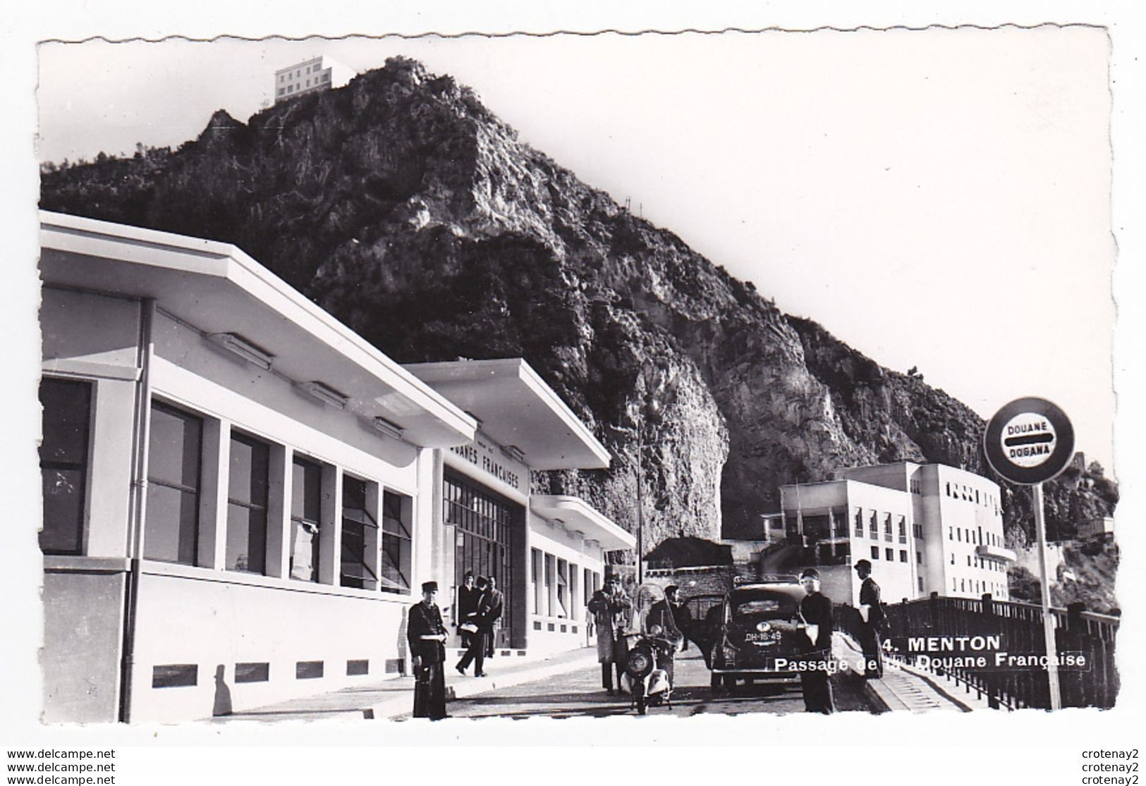 06 MENTON N°4 Frontière VOIR ZOOM Passage D'une Voiture De Pologne ? à La Douane Douaniers Vespa VOIR DOS - Aduana