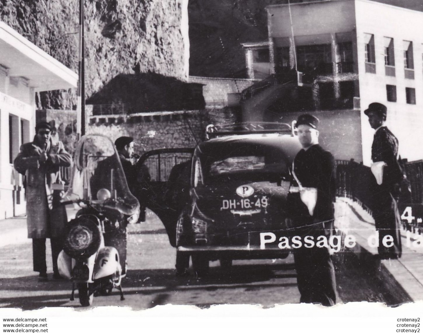 06 MENTON N°4 Frontière VOIR ZOOM Passage D'une Voiture De Pologne ? à La Douane Douaniers Vespa VOIR DOS - Aduana