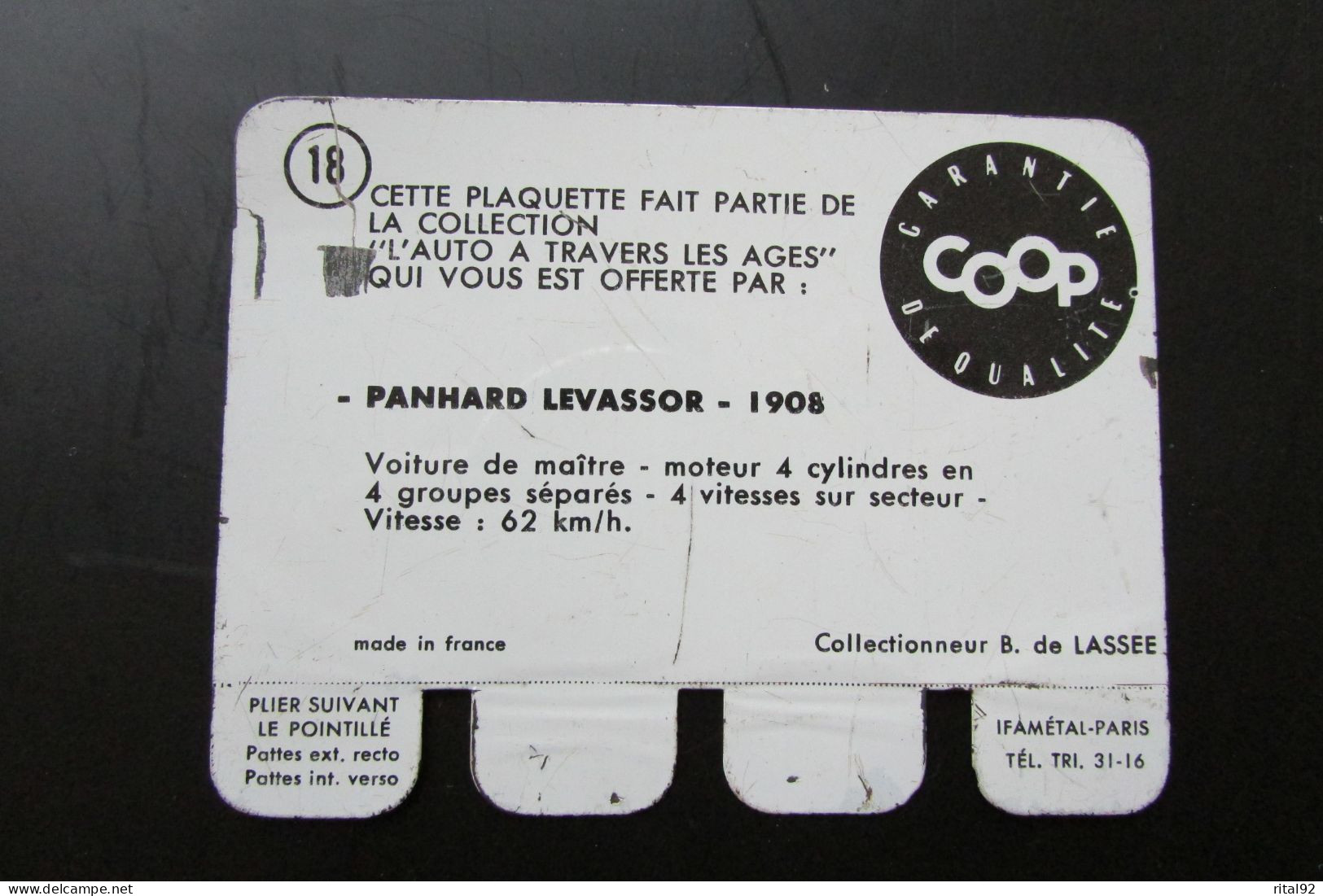 Plaque Publicitaire En Tôle "COOP" Série : "L' AUTO à Travers Les âges" - Targhe In Lamiera (a Partire Dal 1961)