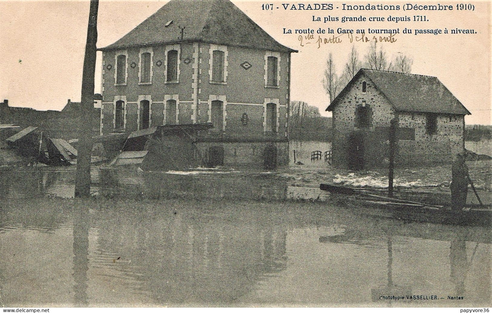 VARADES (Loire Atlantique) - Inondations De Décembre 1910 - La Route De La Gare Au Tournant Du Passage à Niveau - Animée - Varades