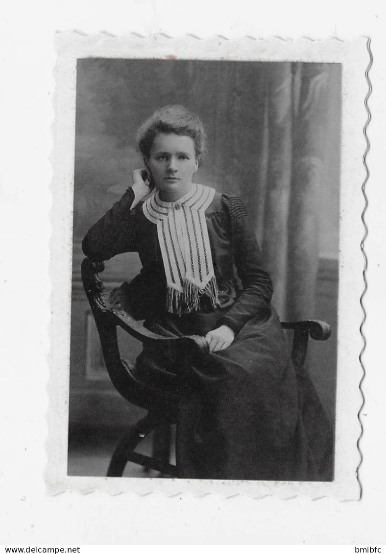 Écrite Au Dos Marie Curie 1903 (Photo Du Musée Curie) - Célébrités