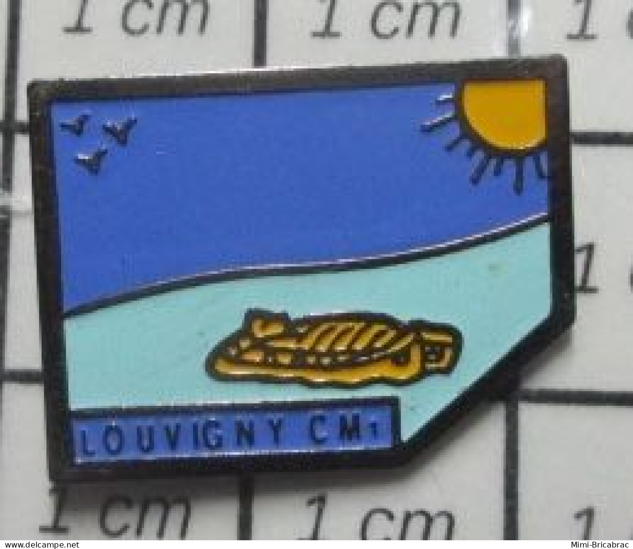 718A  Pin's Pins / Beau Et Rare / ADMINISTRATIONS / LOUVIGNY CALVADOS CLASSE DE CM1 - Administration