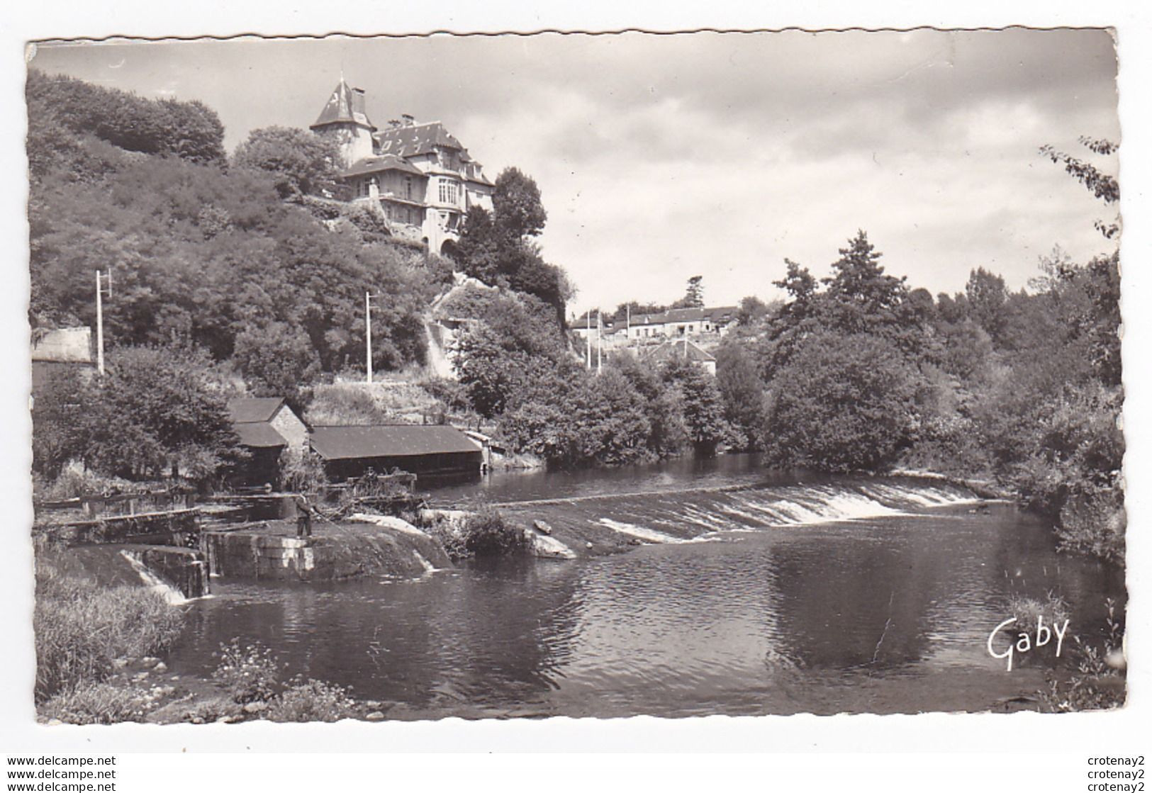 53 AMBRIERES LE GRAND N°22 L'Hôtel De Ville Le Barrage De La Varenne En 1963 VOIR ZOOM Pêcheur à La Ligne VOIR DOS - Ambrieres Les Vallees