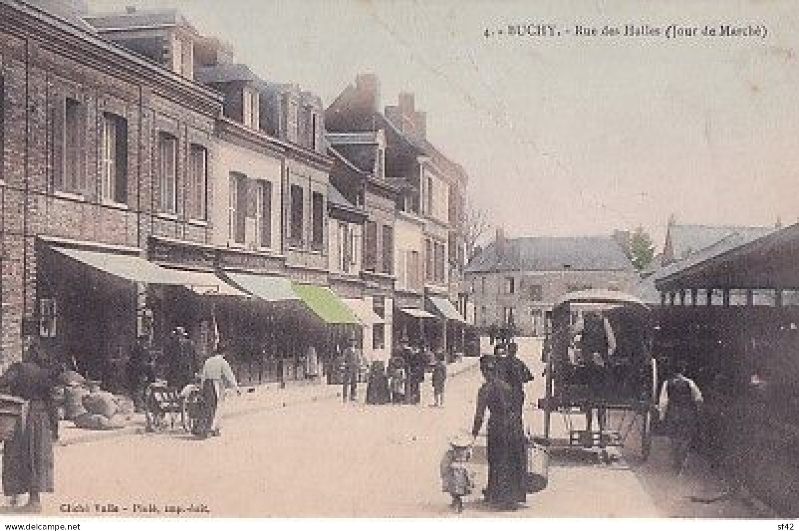 BUCHY               RUE DES HALLES. JOUR DE MARCHE                        ATTELAGE     Colorisée - Buchy