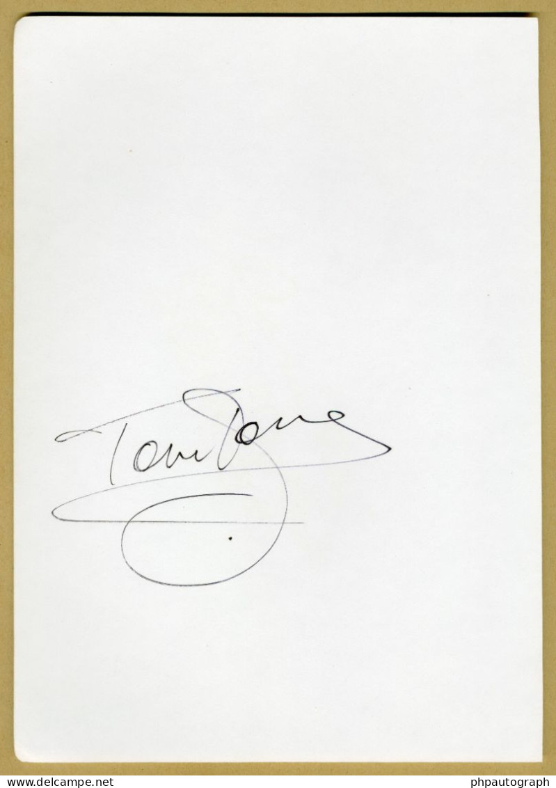 Tom Jones - Welsh Singer - Rare Authentic Signed Page + Photo - Paris 1989 - COA - Chanteurs & Musiciens