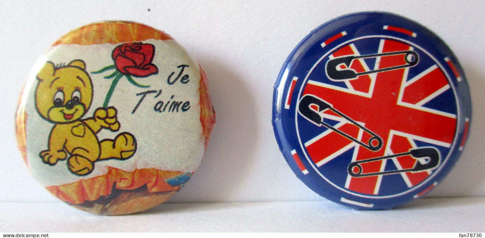 Badge X 2 - Ourson Et Fleur Et Epingles à Nourrice Sur Drapeau Britanique - Frais Du Site Déduits - Loten