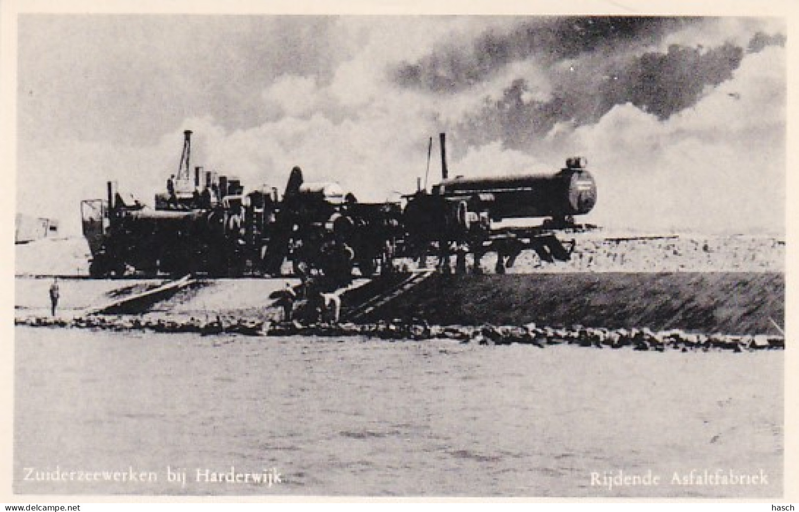 486732Zuiderzeewerken, Bij Harderwijk. Rijdende Asfaltfabriek.  - Den Oever (& Afsluitdijk)