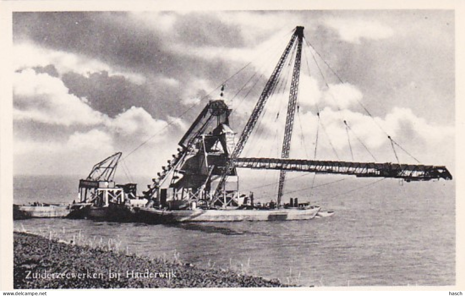 486734Zuiderzeewerken, Bij Harderwijk.  - Den Oever (& Afsluitdijk)