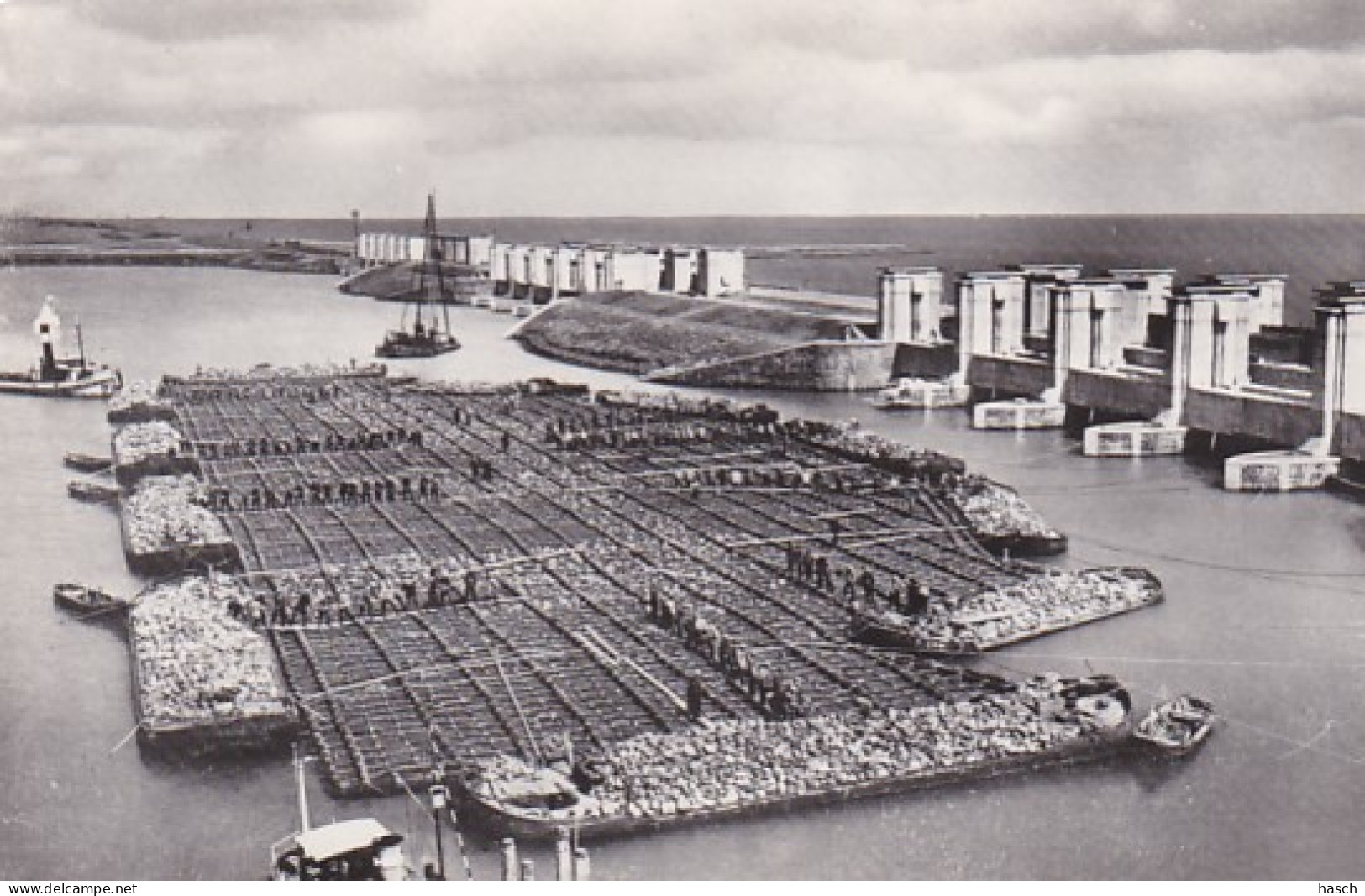 486756Zinkstuk Te Den Oever Tijdens Het Aanbrengen Van Zinksteen.  - Den Oever (& Afsluitdijk)