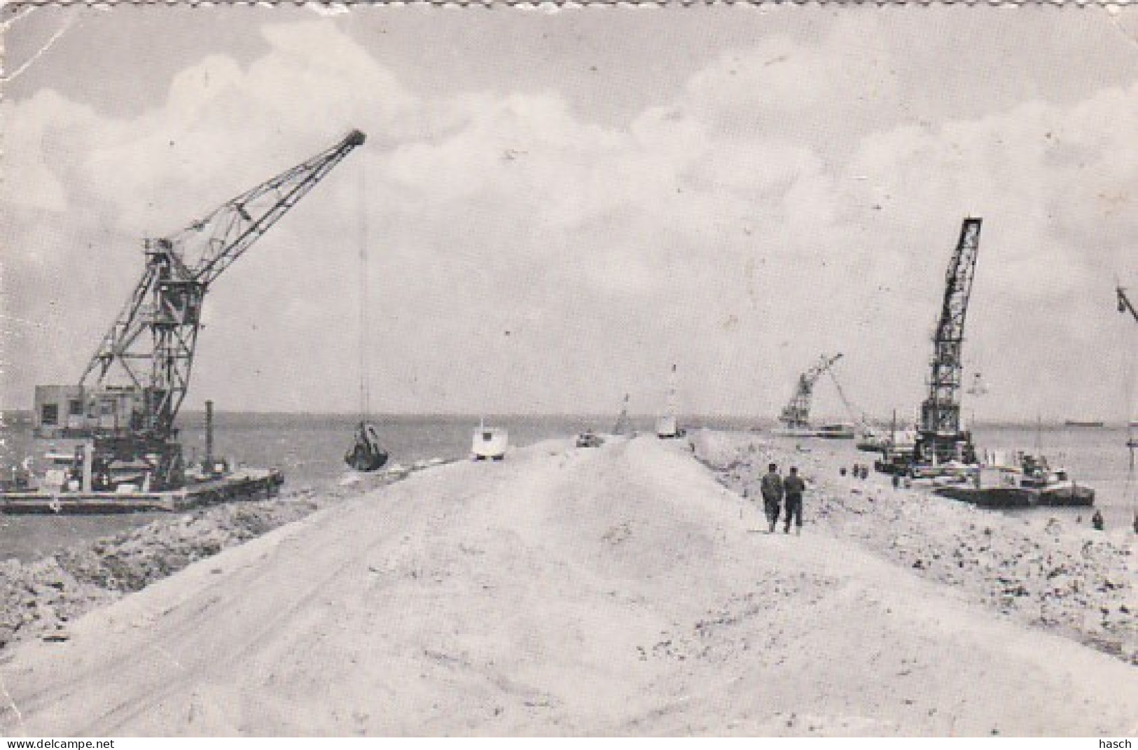 486759Dijkbouw Z. Flevoland. Het Afwerken Van De Zandbelopen En Het Aanbrengen Van De Keileembekledingen. - Den Oever (& Afsluitdijk)