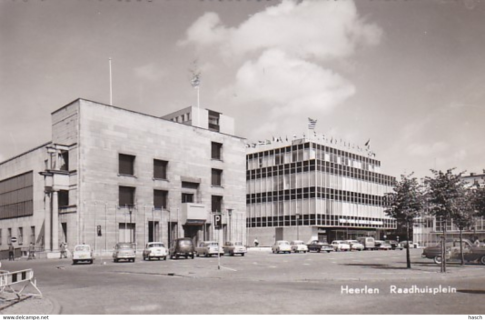 487116Heerlen, Raadhuisplein. (FOTOKAART) (Linksonder Rechtsboven Een Kleine Vouw)  - Heerlen