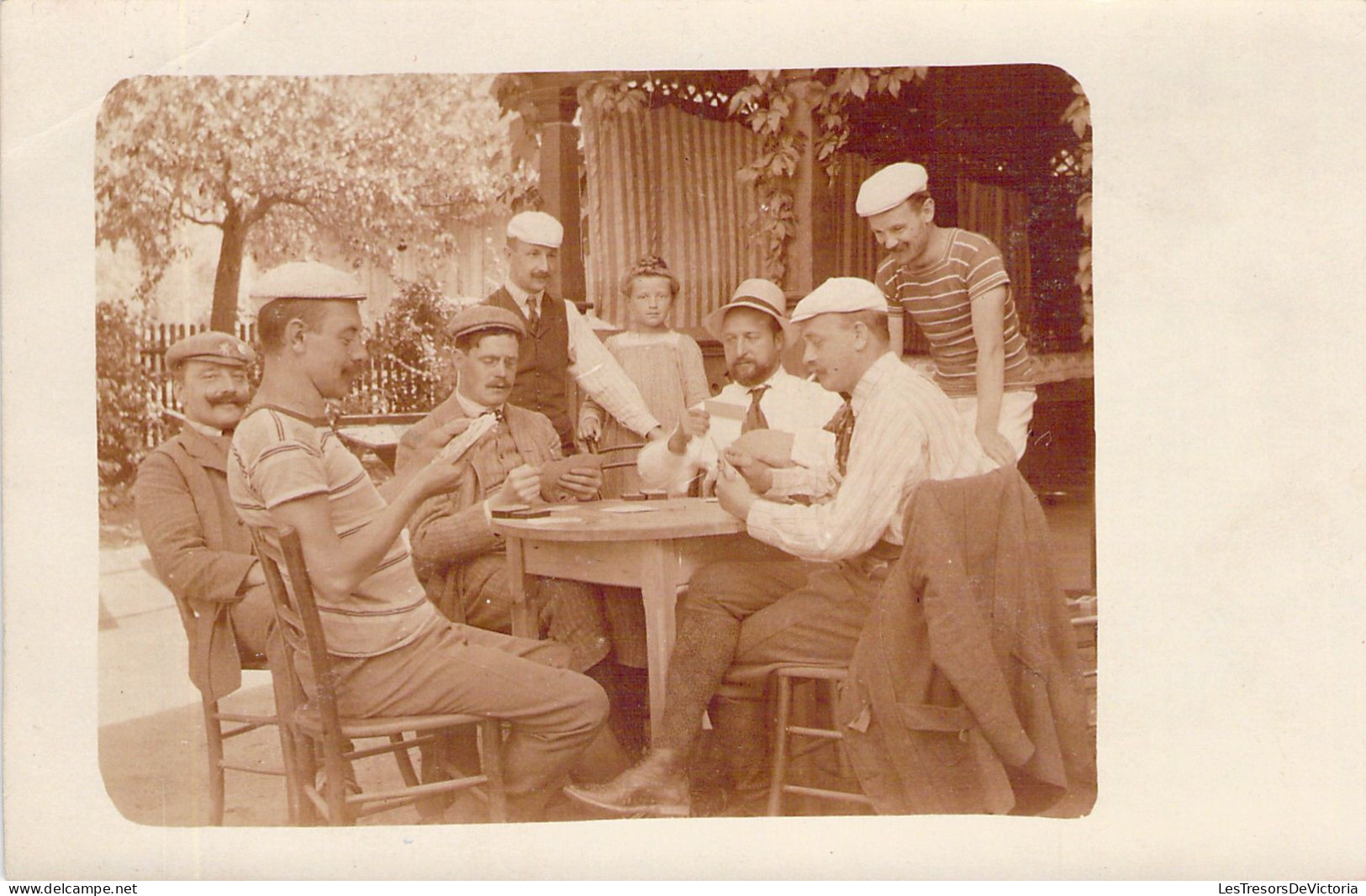 Carte Photo - Jeu De Cartes - Groupe D'hommes Jouant Aux Cartes - Carte Postale Ancienne - Photographs