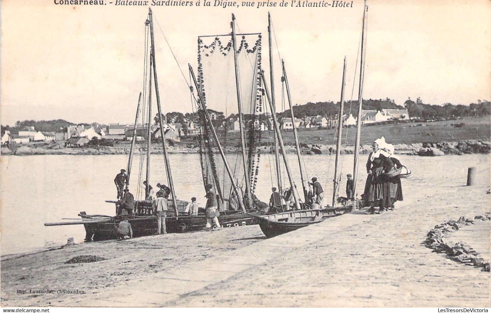 FRANCE - CONCARNEAU - Bateaux Sardiniers à La Digue Vue Prise De L'Atlantic Hôtel - Carte Postale Ancienne - Concarneau