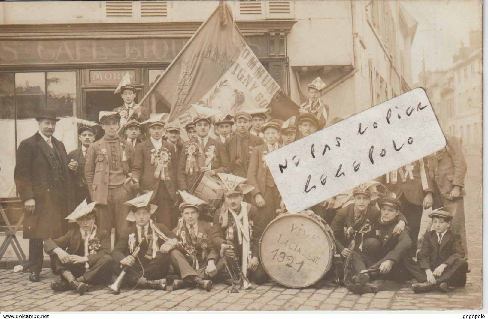 BRETIGNY Sur ORGE - Les Conscrits De La Classe 1921 Posant Devant Le Café Morin ( Carte Photo ) - Bretigny Sur Orge