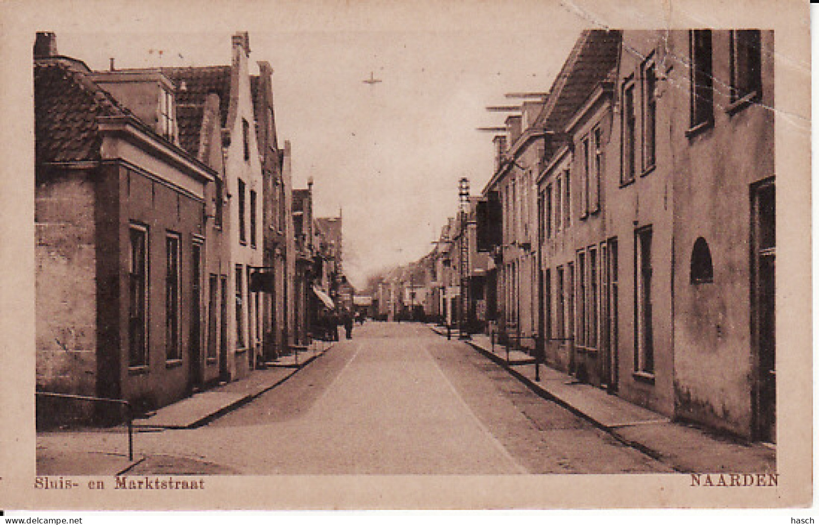 2722	4	Naarden, Sluis En Markt Straat (poststempel 1945) (rechts Boven Een Vouw Zie De Achterkant) - Naarden