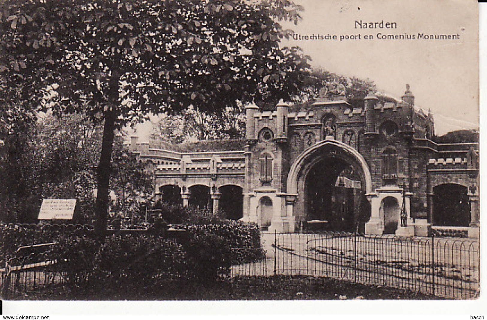 2722	36	Naarden, Utrechtse Poort En Comenius Monument. (poststempel 1918)(vouwen Aan De Rechter Kant, Zie Achterkant) - Naarden