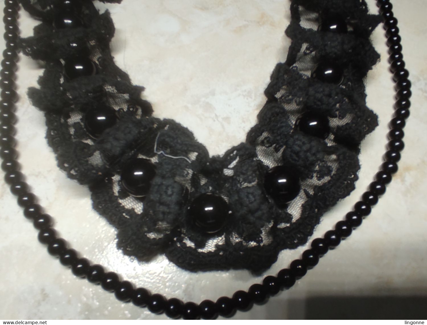 COLLIER FANTAISIE VINTAGE Perles Noires Et Tissus Dentelle Diametre 6 Mm Et 13,5 Mm Env Long 86 Cm Env Poids 107 Grammes - Necklaces/Chains