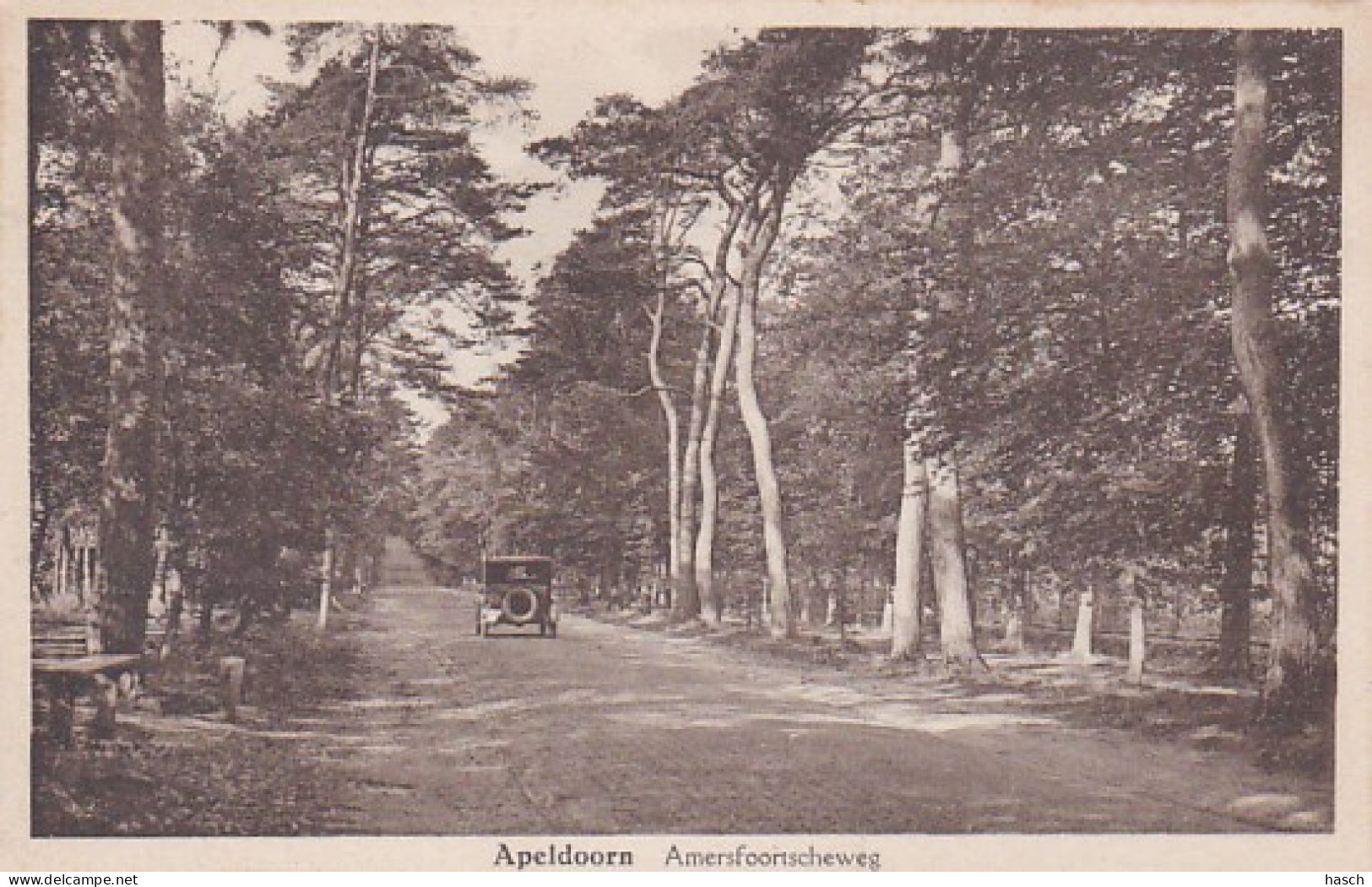 2767	18	Apeldoorn, Amersfoortscheweg (met Klassieke Auto)( Minuscule Vouwen In De Hoeken) - Apeldoorn