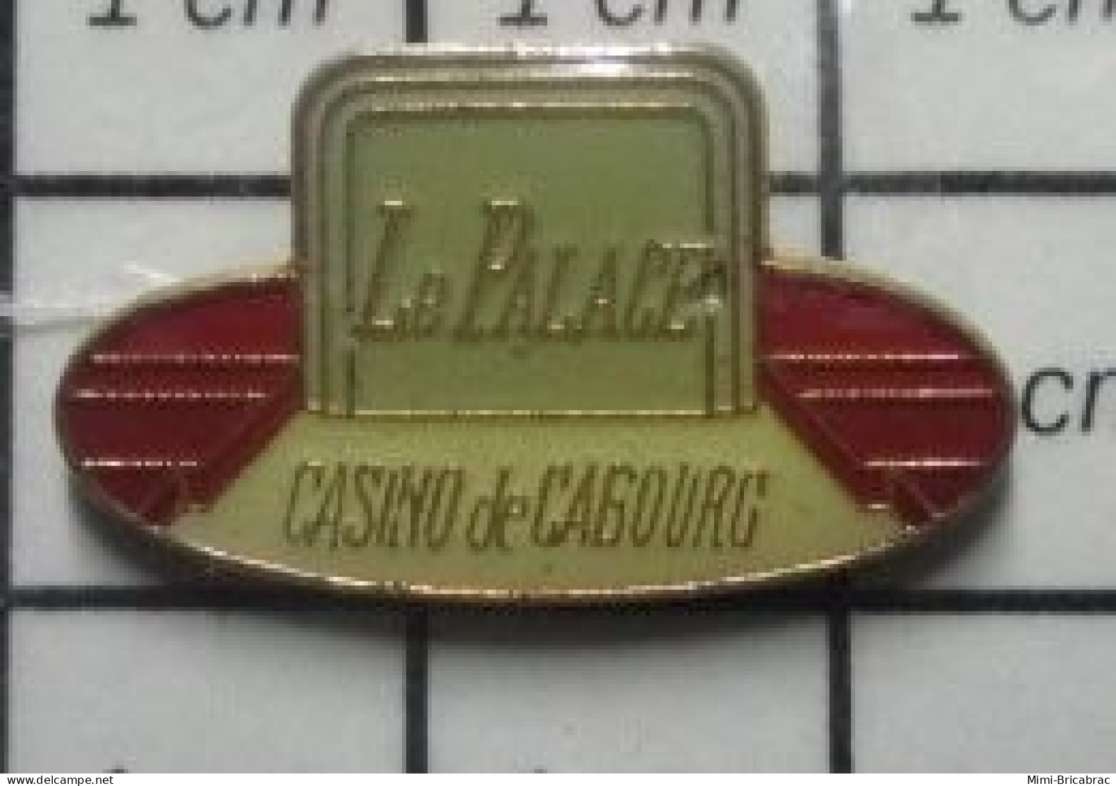 718B Pin's Pins / Beau Et Rare / JEUX / CASINO DE CABOURG LE PALACE - Spelletjes