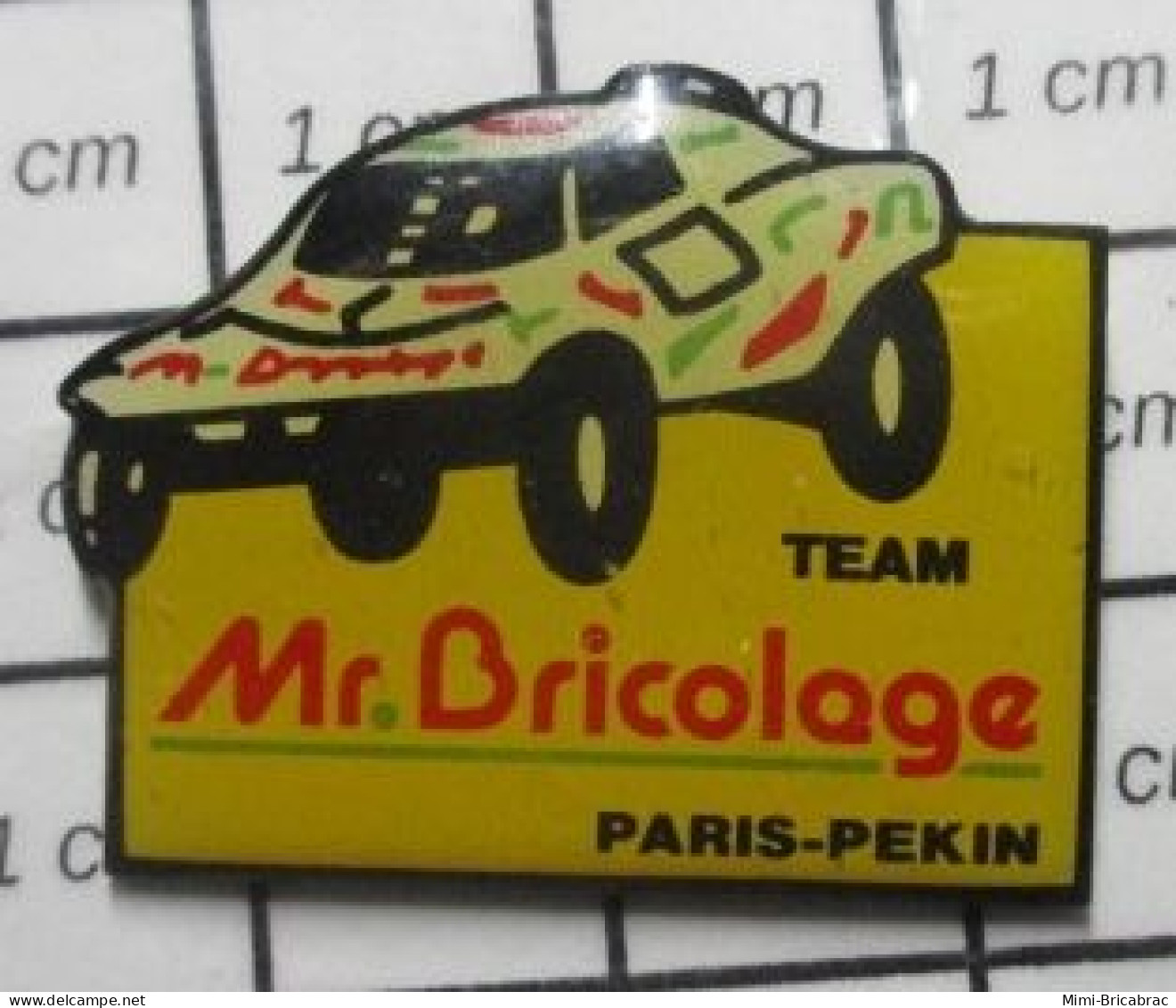 718B  Pin's Pins / Beau Et Rare / SPORTS / AUTOMOBILE RALLYE PARIS PEKIN TEAM Mr BRICOLAGE BUGGY - Autorennen - F1