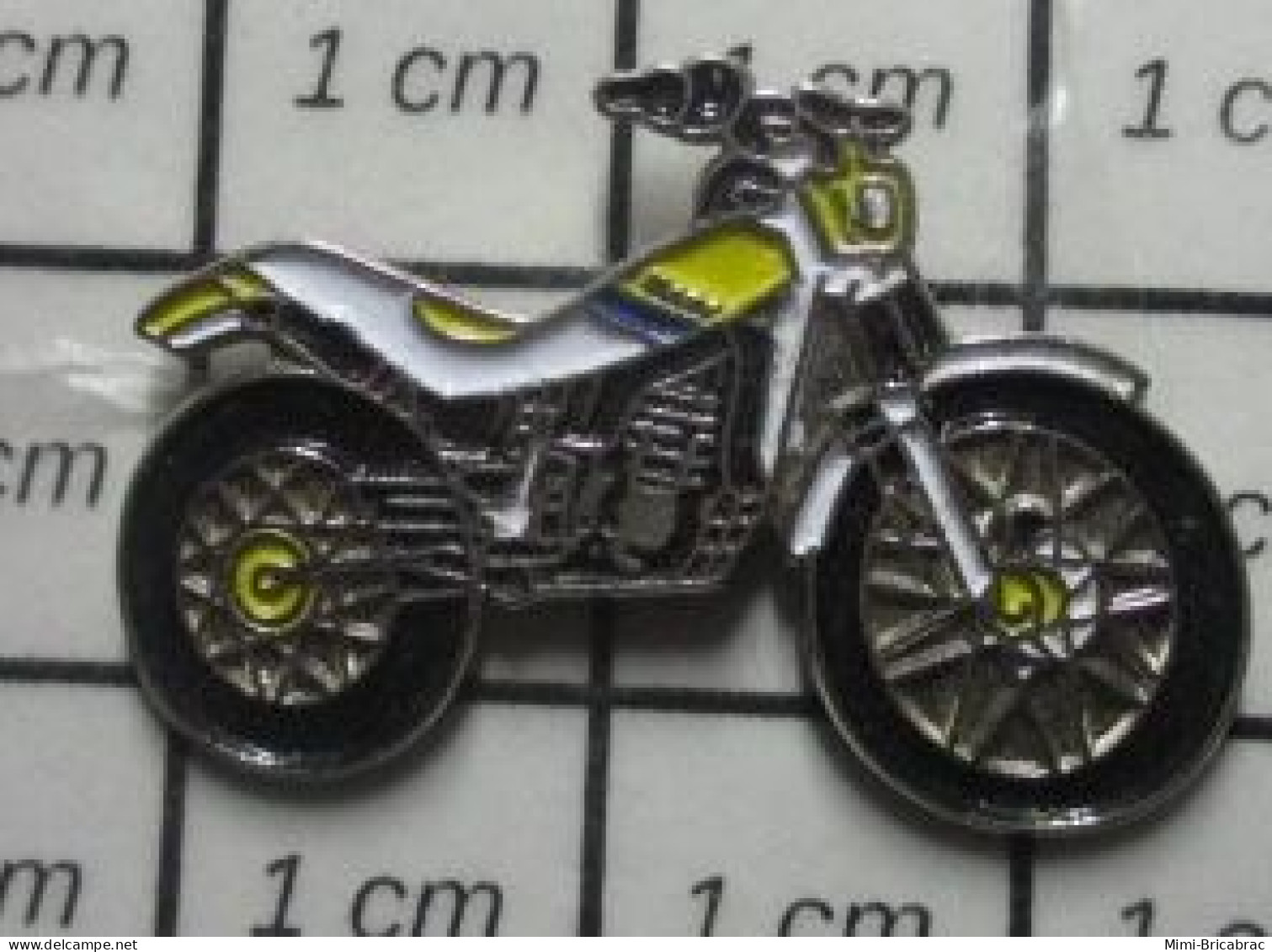 718B  Pin's Pins / Beau Et Rare / MOTOS / PETITE MOTO DE CROSS JAUNE ET BLANCHE - Motorfietsen